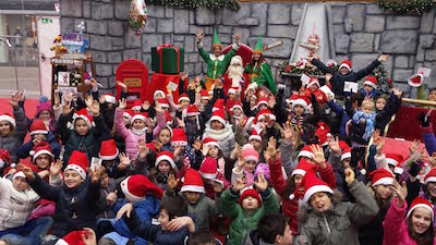 Riccione, Christmas Village arrivano Babbo Natale e la Regina delle Nevi Riccione Christmas Village Babbo Natale con bimbi