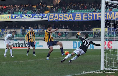 Hellas Verona-Sassuolo 1-1 azione di Toni