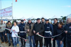 Taglio del nastro inaugurazione spiaggia in inverno