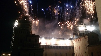 Ferrara, Ordinanza comunale per il Capodanno in Piazza Castello fuochi castello di Ferrara