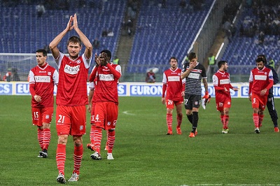 i giocatori del Carpi salutano i tifosi in trasferta a Roma
