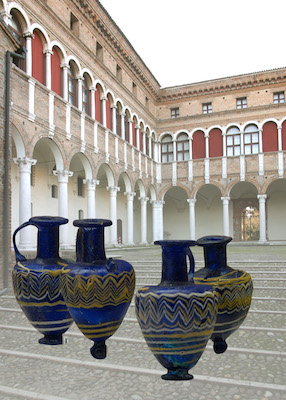 Balsamari sullo sfondo del Museo Archeologica Nazionale di Ferrara