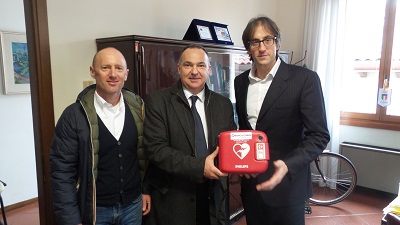 Dieci defibrillatori forniti dagli operatori di spiaggia a servizio degli impianti sportivi della città