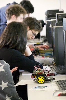 Ferrara, gli studenti del Roiti a scuola di robotica GLI STUDENTI DEL ROITI A SCUOLA DI ROBOTICA