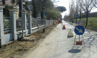 Partiti i lavori per la sistemazione e realizzazione dei nuovi marciapiedi di via Mazzini, a Viserba