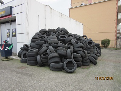 Piacenza: pneumatici abbandonati in via Manfredi, multata una ditta pneumatici abbandonati in via Manfredi a Piacenza