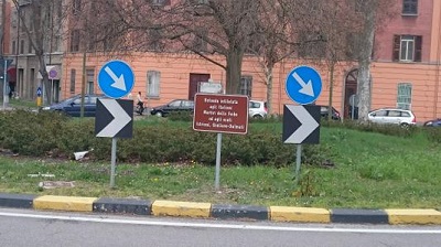 Riposizionata la targa di intitolazione della rotatoria di corso Isonzo ai ‘Martiri delle foibe’ targa-martiri-foibe