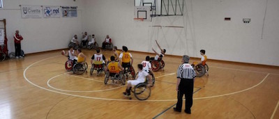 I professionisti del basket giocano in carrozzina I professionisti del basket giocano in carrozzina