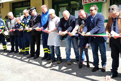 Il taglio del nastro all'inaugurazione del defibrillatore di Febbio