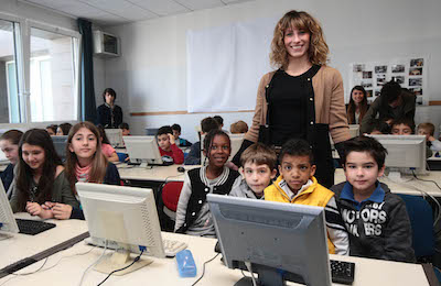 L'assessore Ludovica Carla Ferrari insieme ai bimbi delle scuole Anna Frank nel nuovo laboratorio d'informatica