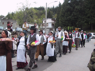 Riolunato, la festa del Maggio delle ragazze notte di canti e musica tradizionali Maggio ragazze