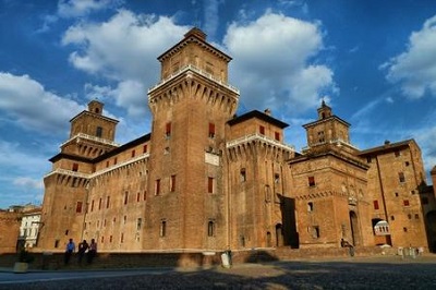 castello_estense_ferrara_scale
