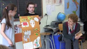 Chiara Ingrao in classe con i bimbi delle Collodi