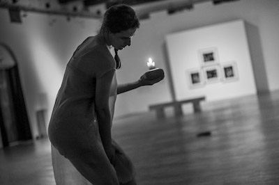 Daina Pignatti nella performance per Lumen foto Dante Farricella