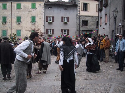Riolunato, la festa del “Maggio delle ragazze” Maggio ragazze