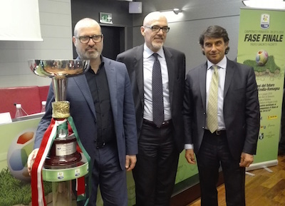 Calcio, i giovani campioni si sfidano in Emilia per lo scudetto Primavera il presidente Bonaccini, Marco Brunelli e Giovanni Carnevali durante la presentazione di oggi a Bologna