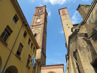 Vita difficile per gli studenti emiliani monumenti Bologna