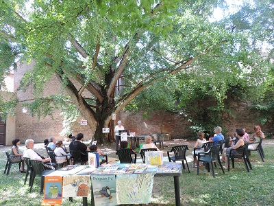 Letture per bambini nel giardino di Palazzo Paradiso biblioteca-ariostea-rassegna-lalbero-delle-storie-nel-giardino