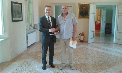 I sentieri, un bene prezioso da tutelare Il presidente Cai e il sindaco di Villa Minozzo alla firma della convenzione