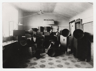 luigi russolo lavora a un intonarumori