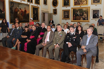 La sala con le autorità