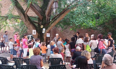 Ultimo appuntamento con le narrazioni venerdì 26 agosto, con il vice sindaco Maisto albero-storie-agosto2016 - Biblioteca Ariostea