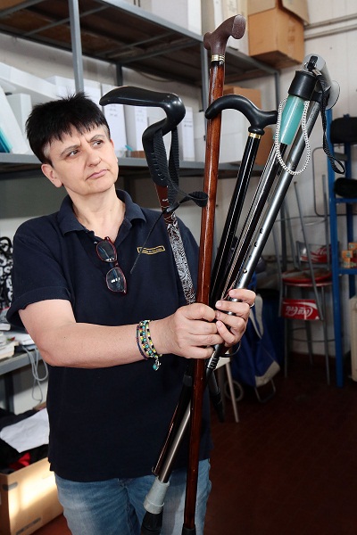 Modena, quando le cose perdute ritrovano il proprietario bastoni