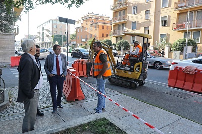 Via Emilia est, lavori per ciclabile e preferenziamento bus sopralluogo-del-sindaco-muzzarelli-1