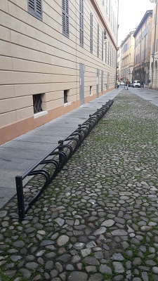 le-rastrelliere-per-bici-posizionate-in-via-goldoni