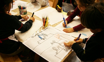 bambini-disegnano-alla-galleria-civica