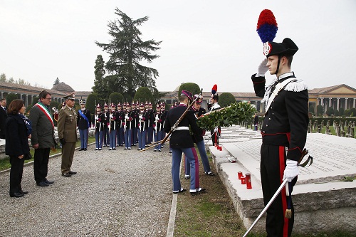 da-sinistra-il-prefetto-patrizia-paba-il-sindaco-gian-carlo-muzzarelli-e-il-comandante-dellaccademia-militare-salvatore-camporeale-durante-la-commemorazione