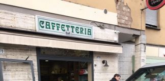 Modena: Si ferma a far colazione ma sfonda le vetrata del bar incidente-dondi-1