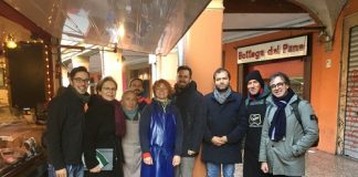 Piazza Aldrovandi, firmato il patto di collaborazione tra il Comune di Bologna e gli operatori dei chioschi del mercato img0046
