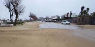 Rimini. Maltempo: forti raffiche di vento nella notte sabbia sul lungomare 02