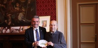 Un riconoscimento per l’ex edicolante del Palazzo del Ridotto a Cesena Incontro edicolante Giulianini