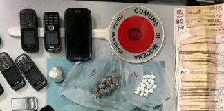 arresto droga vigili 010217 dosi soldi cellulari