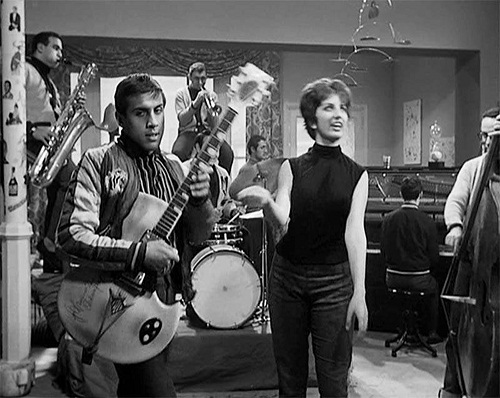 Celentano duetta con Mina con chitarra Wandre Oval nel film Urlatori alla sbarra di Lucio Fulci- 1960