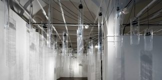 Nuova edizione di “Effimera” al Mata di Modena – Suoni, luci, visioni Roberto Pugliese- Emergenze acustiche- 2013- Plexiglass- speakers- cavi- computer- software- composizione audio Courtesy Galerie Mazzoli- Berlino. Foto R. Marossi