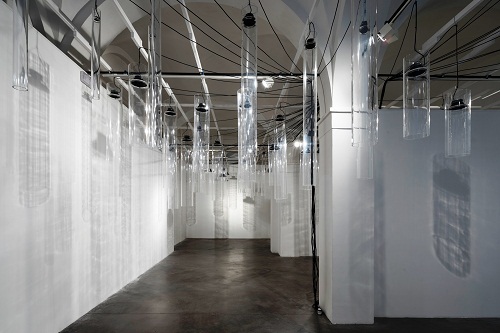 Roberto Pugliese- Emergenze acustiche- 2013- Plexiglass- speakers- cavi- computer- software- composizione audio Courtesy Galerie Mazzoli- Berlino. Foto R. Marossi