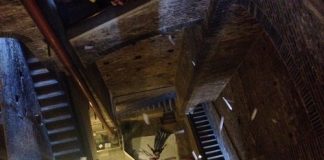 ghirlandina visita teatralizzata attori e scale