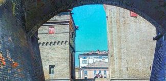 Tornano le escursioni in barca nel fossato del Castello Estense di Ferrara laisabohm