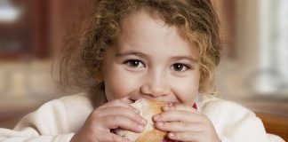 Bologna – Fiera del libro per ragazzi 2017 – “E a merenda? Torna pane e salame” Panino salame
