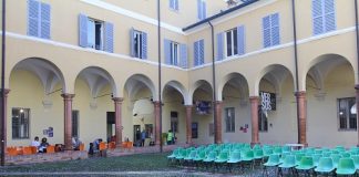Delfini chiostro con sedie