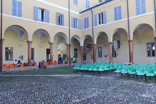 Delfini chiostro con sedie