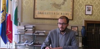 Fritelli giovedì a Roma per chiedere a Governo e Parlamento i soldi per strade e scuole Fritelli_scrivania1xweb