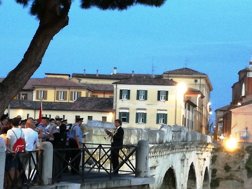 Il M° Abbondanza suona La strada