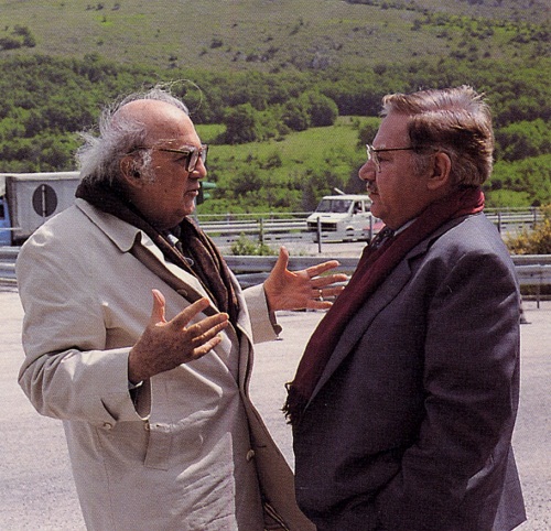 Federico Fellini e Paolo Villaggio sul set dello Spot della Banca di Roma (Il sogno della galleria)_ Fotografia di Mimmo Cattarinich