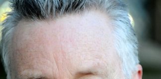 Il folk di Billy Bragg questa sera nel nuovo appuntamento di Percuotere la mente Billy Bragg who visited the Exeter Occupy camp outside Exeter Cathedral.