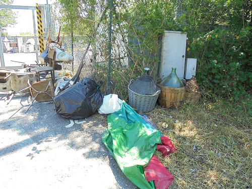 I-rifiuti-abbandonati-davanti-allingresso-dellisola-ecologica