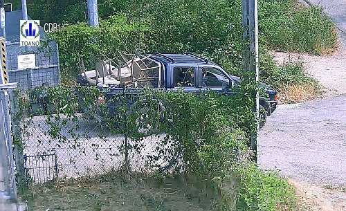 'autocarro ripreso pochi istanti prima del momento in cui è avvenuto lo scarico abusivo